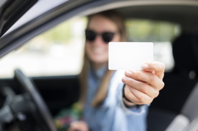 Mujer sujetando su carnet de conducir
