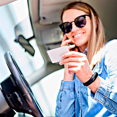 Chica mostrando su carnet de conducir renovado