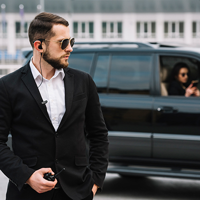 Vigilante de seguridad privada trabajando